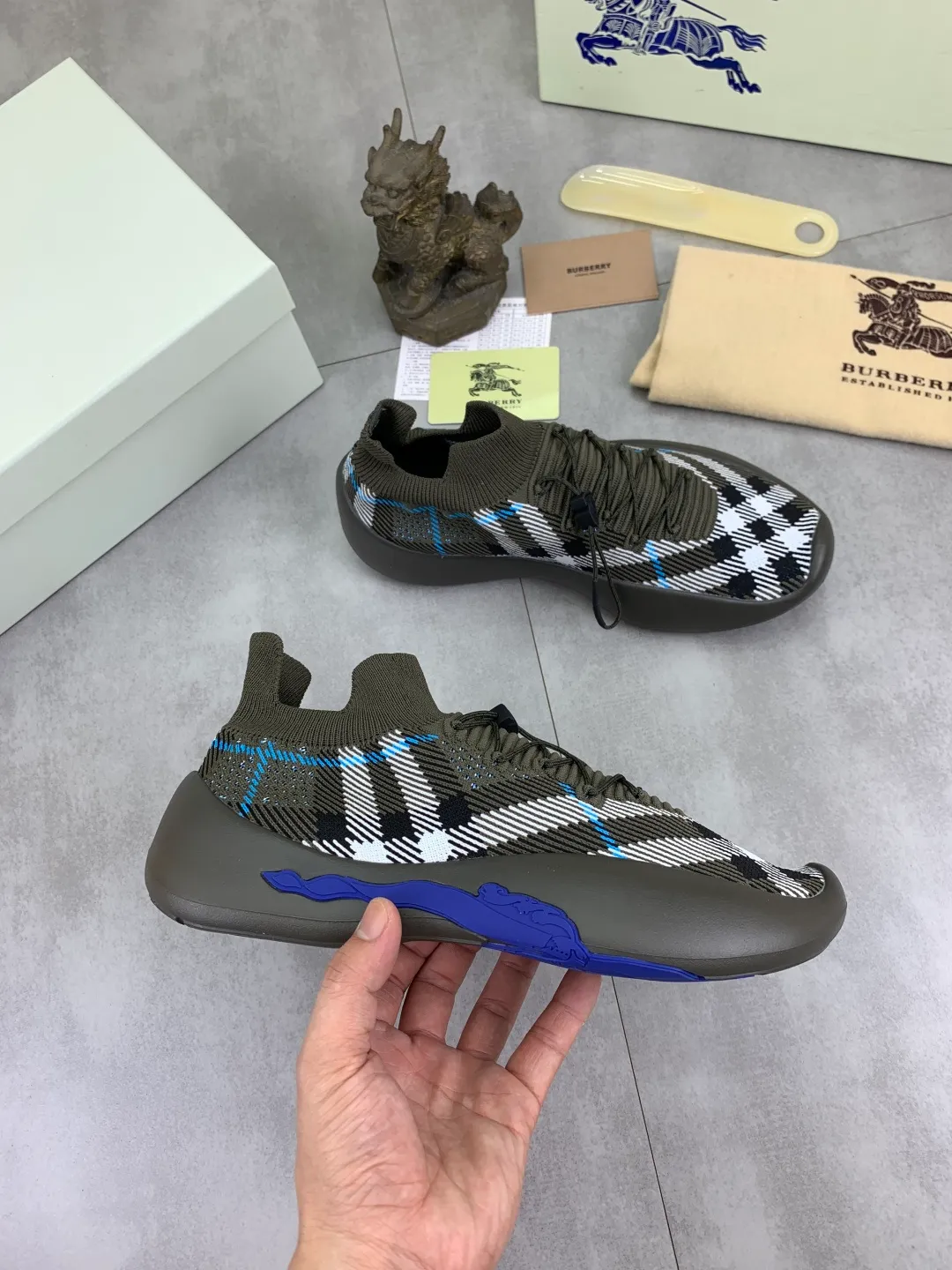 Men's Men's Shoes 💰P620 💰【New Style】Top Version 🆘【Burberry】New Burberry Fly Knit Shoes are now available with perfect workmanship! 🔥Perfect shape and top quality🙈Non-slip and wear-resistant high-end rubber outsole👣Versatile and comfortable shoes, standard size: 39-45 (customized 38-46) 2️⃣colors available Top-quality packaging